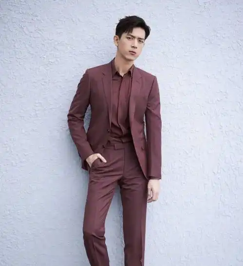 李现再现牛仔风,2套叠穿造型展现少年感,又帅出了新高度