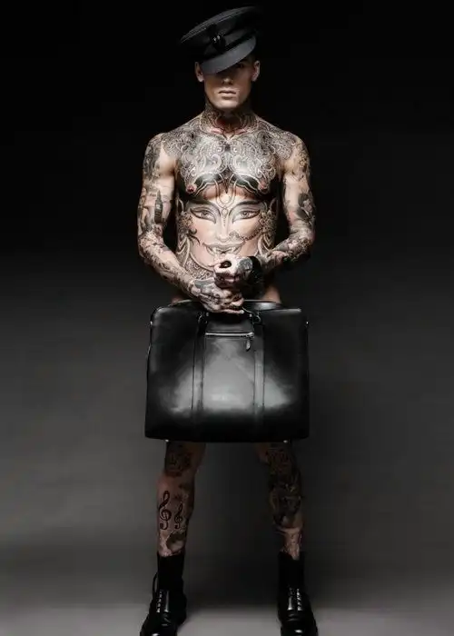 男模个性纹身显霸气私处不放过