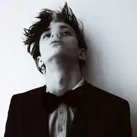 欧美心情不好的微信男头黑白图片