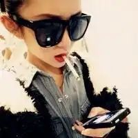 带墨镜的女生头像