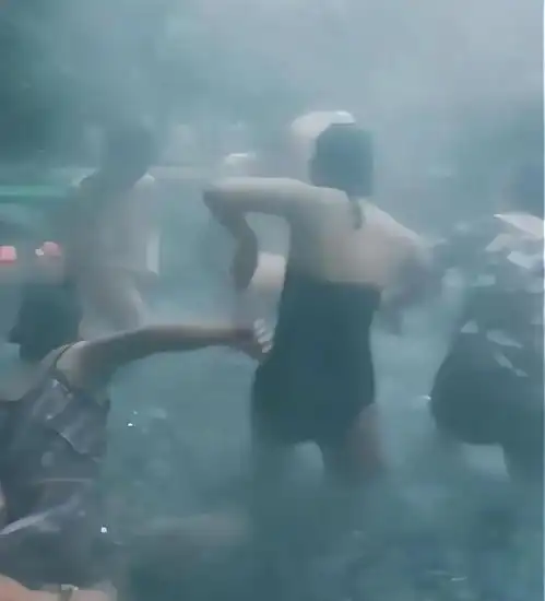 男子温泉池中遭遇女同事集体恶作剧,网友戏称宛如盘丝洞体验