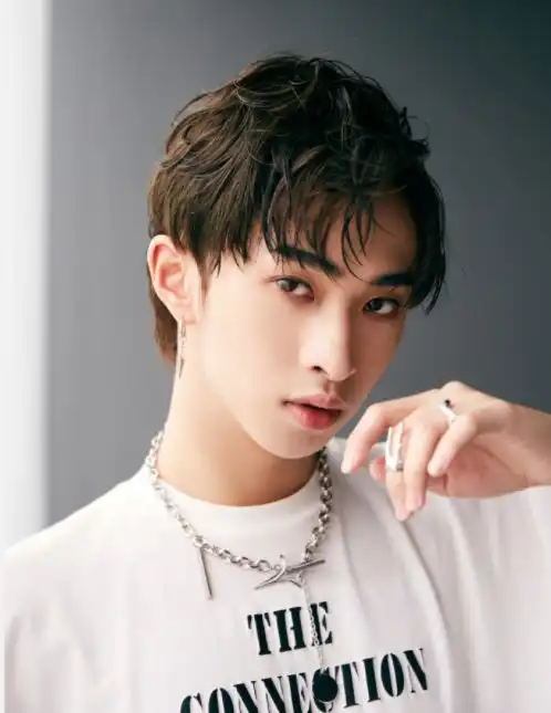 伊能静20岁儿子晒近照,哈利穿回男装耍帅,戴耳环化烟熏妆超个性