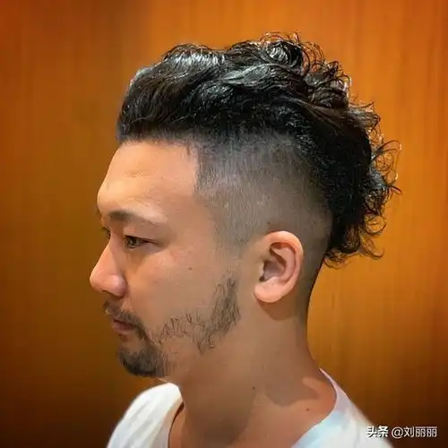 周围剃光头顶留长发型男发别乱剪,最火发型20款送给大家,时尚帅气真精神...