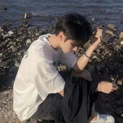 男生头像我也曾经为了看你一眼绕遍整个校园