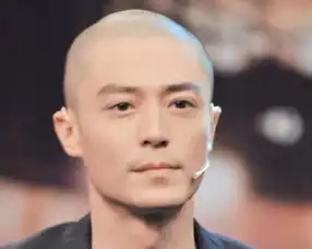 男星光头照杨洋一脸正气,黄晓明霸气,而他一脸的眼睛