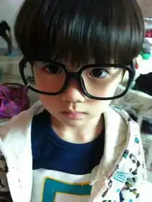 求这个戴眼镜小男孩的情侣头像