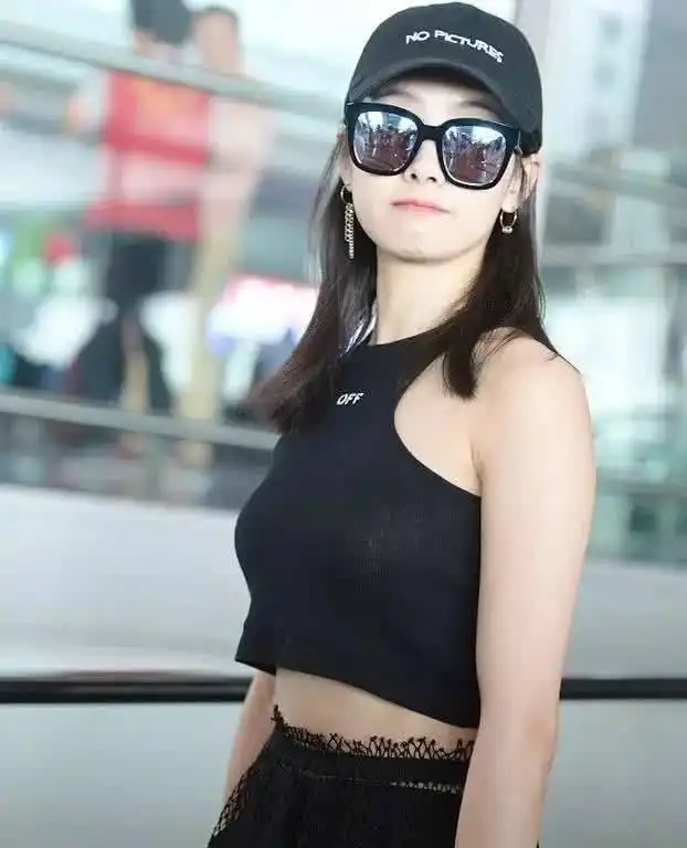 为了凉爽,蔡依林直接穿泳衣去机场,莫非小天后准备随时戏水