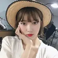 qq头像反戴帽子的女生