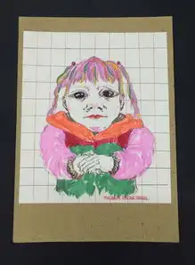 大一女孩在画画