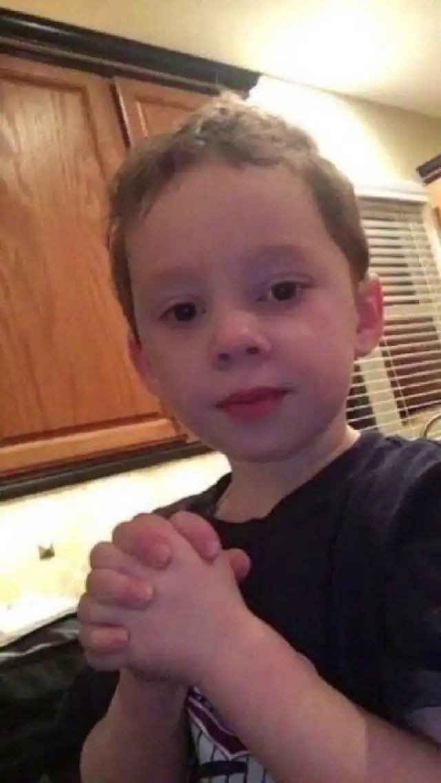 8岁网红假笑男孩来啦再现职业假笑2小时吸粉30万