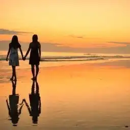 男生和女生一起牵手在海边的背影头像