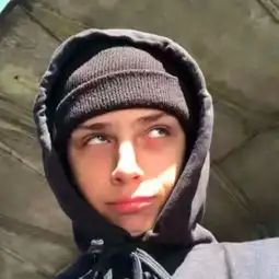 头像一扇不愿意给你开的门一直敲是很没有礼貌的