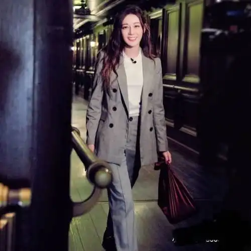 迪丽热巴新剧造型,一身香槟色西装好显眼,快来学她的西装穿搭