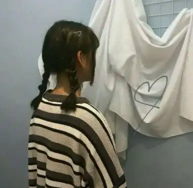 异性之间,男生若经常出现这三种异常举动,恭喜你,他彻底沦陷了