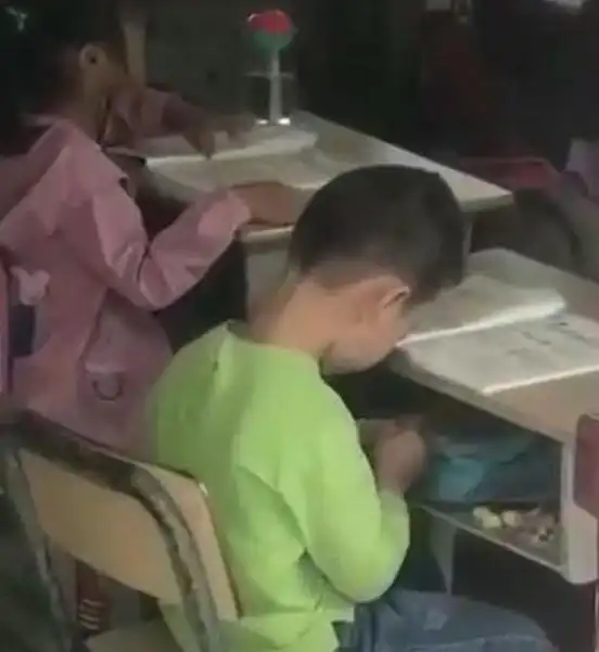 班主任发现学生搞小动作,刚准备批评,却愣了网友一股清流
