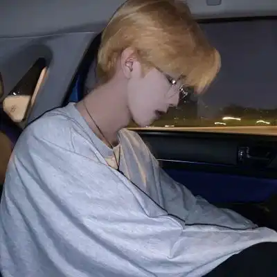 高冷气质头像男生,戴帽子戴项链戴眼镜显摆酷的