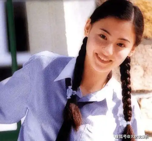 15岁被黄百鸣相中,与刘銮雄相恋4年被抛弃出柜7年,今年过半百皈依佛门