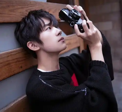 少年的你易烊千玺寸头造型曝光,眼神透露超越年龄的成熟