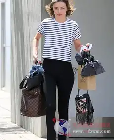 经典不败条纹单品服装造型美丽动人