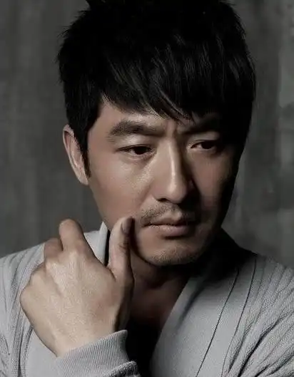 郭晓东回临沂老家收红薯干,皱纹很多老相尽显