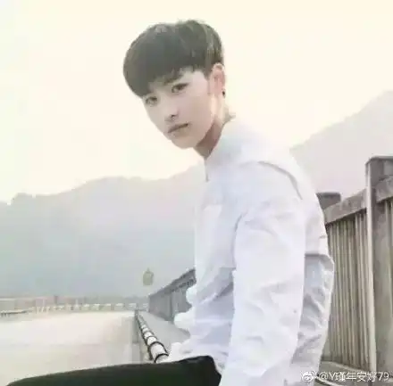 如果你的头发不扁不塌人肯定好帅