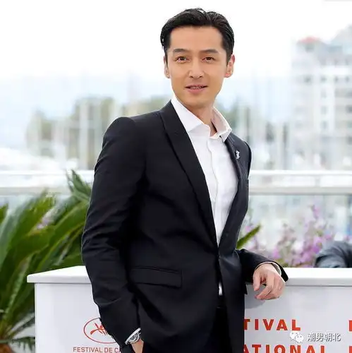 胡歌帅得不低调,背头发型堪称完美,随性西装更加凸显男人味