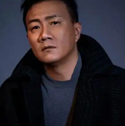 52岁胡军时尚不输小鲜肉穿长大衣眼神深邃超有男人味,气场真强