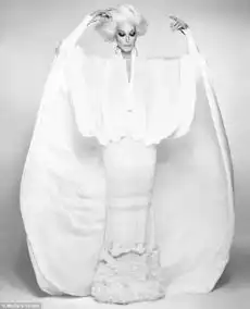 85岁的老奶奶仍有性生活,和20岁的鲜肉拍写真,身材如少女,创造不老传说时尚频道