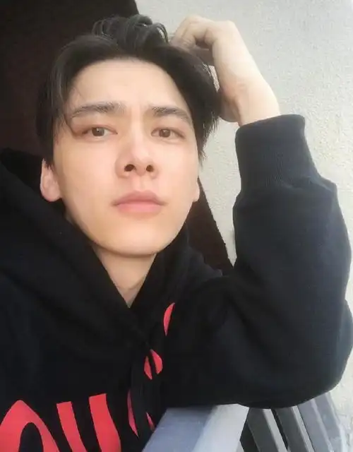 当男星剃光头华晨宇霸气,张一山痞帅,看到徐凯帅出新高度