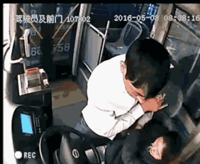 渣男85后公交女司机劝阻抽烟的男乘客,竟被暴打5分钟鲜血直流