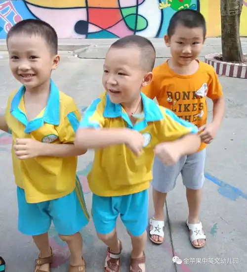 金苹果中英文第三幼儿园好玩的呼啦圈