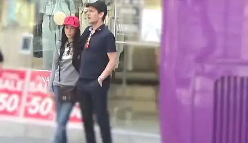 莫文蔚与初恋老公逛街,婚后9年甜蜜搂腰十指紧扣,老公表情亮了