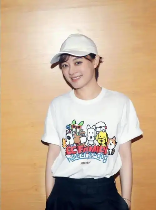 她是电视剧收视率的保障,今穿t恤戴鸭舌帽,38岁减龄似少女