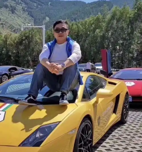 男子偶遇500万超跑,为拍照炫耀爬上车头,一屁股坐碎挡风玻璃