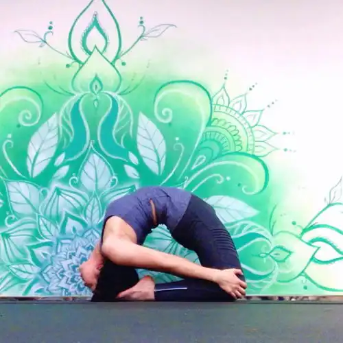 7个动作改善猥琐颈,促进雌性激素分泌,越练胸越大