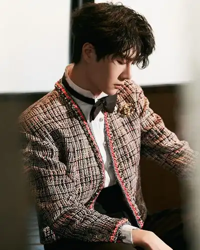 2020博君一肖首度同台,肖战气场十足,王一博忍不住当迷弟