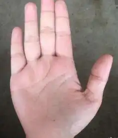 早年多磨难的,中年水到渠成,财运旺大富大贵