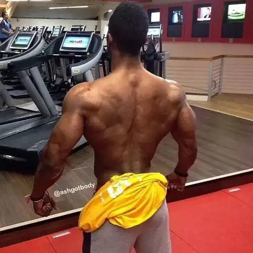 酒吧小哥疯狂撸铁竟成店内招牌,有肌肉真能当饭吃.......