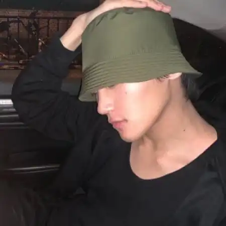 伤感男生头像喜欢的人藏在梦里