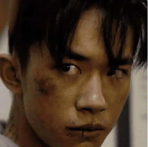 易烊千玺成为首位00后百亿票房男主曾被冷落8年,以气质出圈