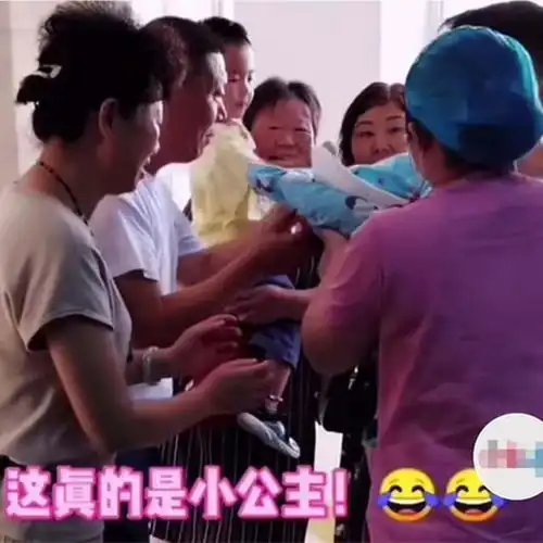 儿媳分娩,公公和婆婆在产房外表现暖人心,网友谁说婆婆不如妈