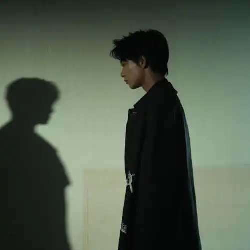 没有一个角色是他,但每个角色里都有他