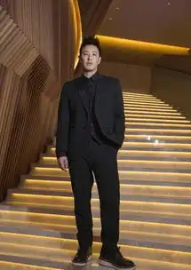 潘玮柏穿蓝色风衣大变形象,不戴墨镜的他不复当年模样