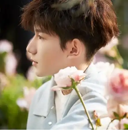 王源身穿马卡龙色西装,个性十足有点man,自带贵族男人气质