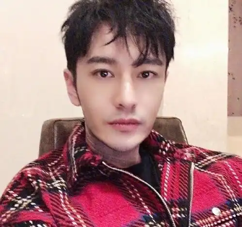 整容还是瘦身黄晓明近照曝光认不出,卷发红格衫皮肤紧致很年轻