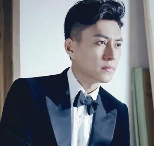 靳东与离异的江珊相恋五年,最后娶了被富豪抛弃的李佳