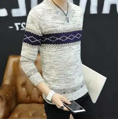 潮男必备的百搭毛衣针织衫,纯色的面料也是很显男生的成熟和稳重