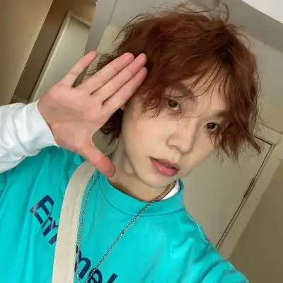 日系你总是十分收敛保持着天真男生头像我要个性网