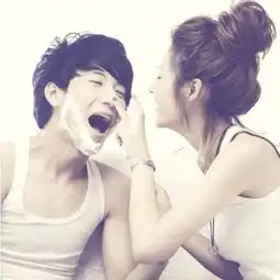 这个图片的完整图底下还露一半腿的