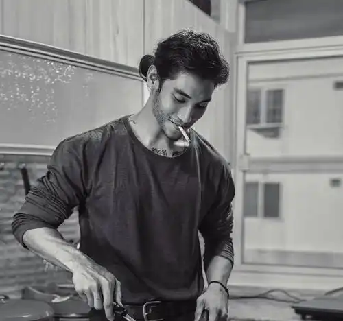 撞脸一众男星和尚爆红,浑身肌肉劲爆,网友想陪他一起出家